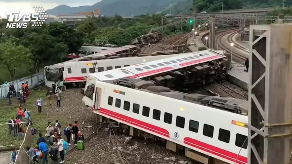 普悠瑪4年前嚴重出軌翻車意外。（圖／TVBS資料畫面）