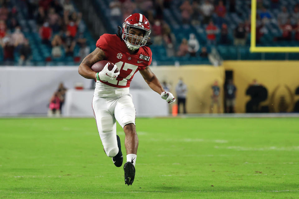 MIAMI GARDENS, FLORIDA - JANUARY 11: Jaylen Waddle #17 of the Alabama Crimson Tide rushes after a reception during the first quarter of the College Football Playoff National Championship game against the Ohio State Buckeyes at Hard Rock Stadium on January 11, 2021 in Miami Gardens, Florida. (Photo by Mike Ehrmann/Getty Images)