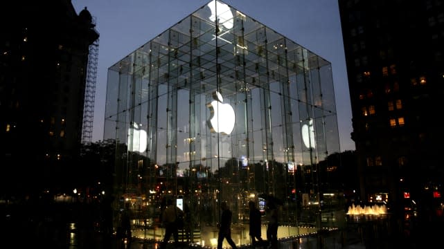 O logotipo da apple store na entrada da fifth avenue em nova york