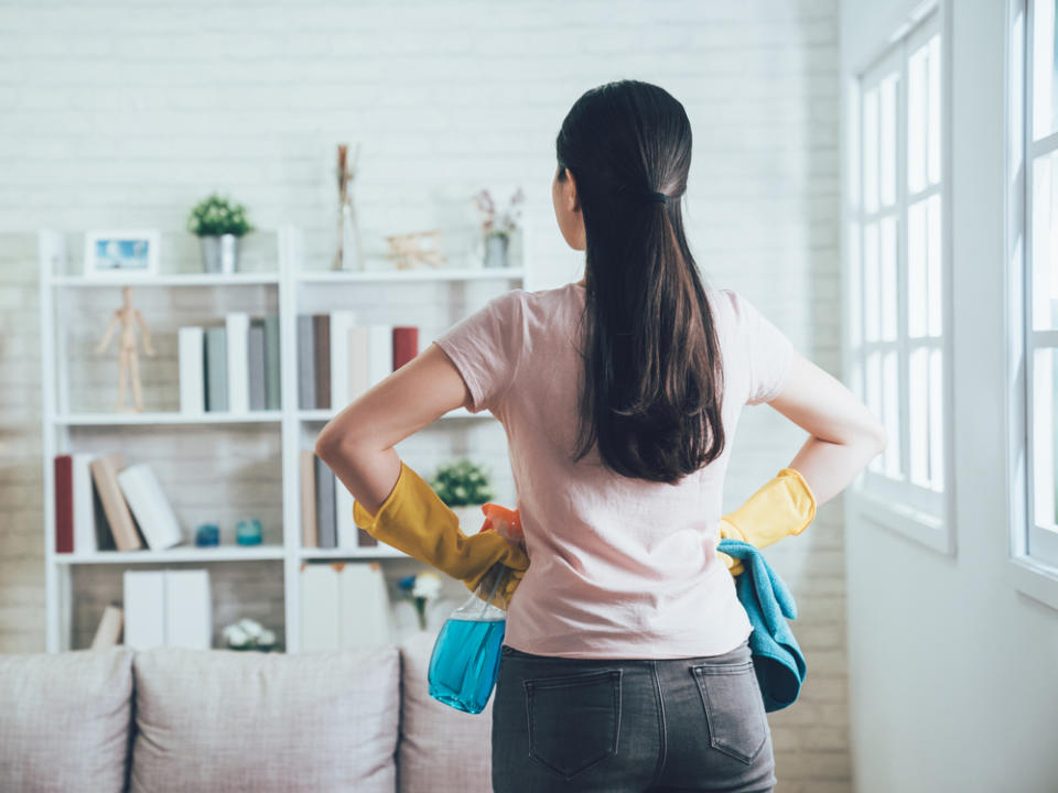 So sollte es am Ende nicht mehr aussehen: Um Chaos in der Wohnung zu vermeiden, gibt es einige Aufräum-Tipps und -Tricks (Bild: PR Image Factory/Shutterstock.com)