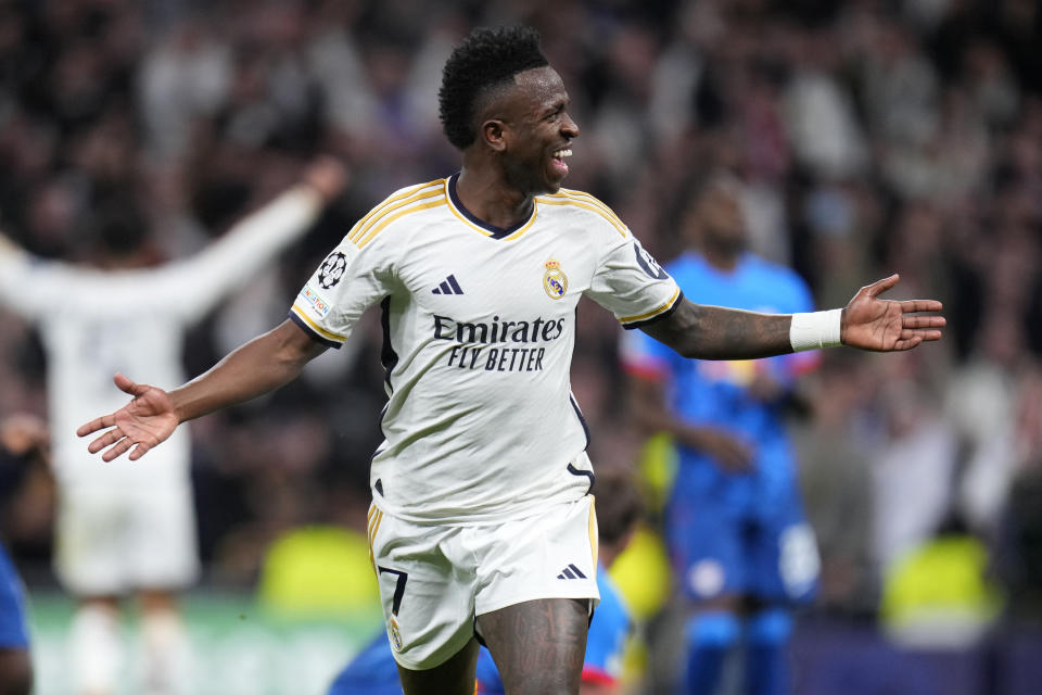 Vinicius Junior celebra tras anotar el primer gol del Real Madrid ante Leipzig por los octavos de final de la Liga de Campeones, el miércoles 6 de marzo de 2024, en Madrid. (AP Foto/Manu Fernández)