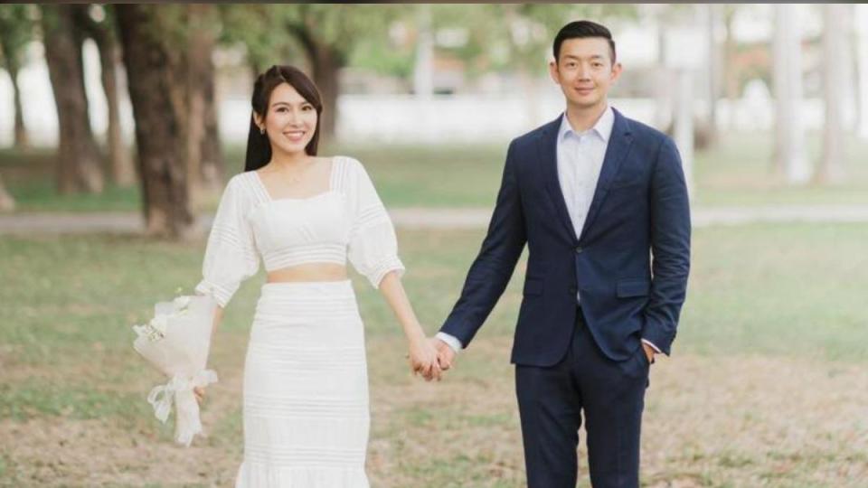 Peggy（左）與老公黃瀚霆（右）在去（2023）年9月登記結婚。（圖／翻攝自Peggy臉書）