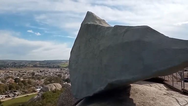 Réplica de la Piedra Movediza de Tandil