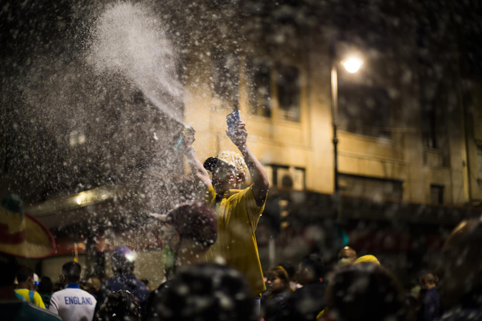 <p>A pesar de las restricciones por la pandemia, algunas personas se acercaron al zócalo a celebrar (Photo by Cristian Leyva/NurPhoto via Getty Images)</p> 