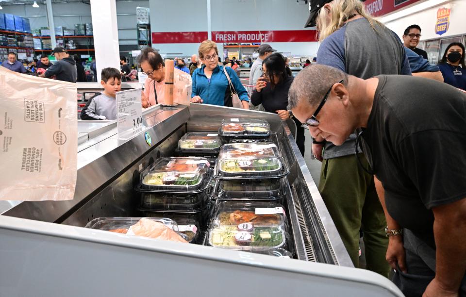 Ang mga tao ay namimili ng mga pagkain, kabilang ang mga portioned turkey dinner, sa isang Costco store sa Monterey Park, California noong Nobyembre 22, 2022. (Larawan ni Frederic J. BROWN / AFP)