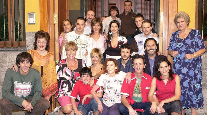 ‘Aquí no hay quien viva’: la comunidad de vecinos más alocada de la televisión fue la serie más rentable de España durante muchos años. Fiel predecesora de ‘La que se avecina’, los personajes de Juan y Paloma Cuesta, Belén y Emilio, Fernando y Mauri o Marisa y Vicenta son cultura de nuestra televisión; y aunque algunos de ellos ya no están entre nosotros, verles en un reencuentro que no implique tener los intereses de Mediaset de por medio, sería algo grandioso. (Imagen: ©Atresmedia)