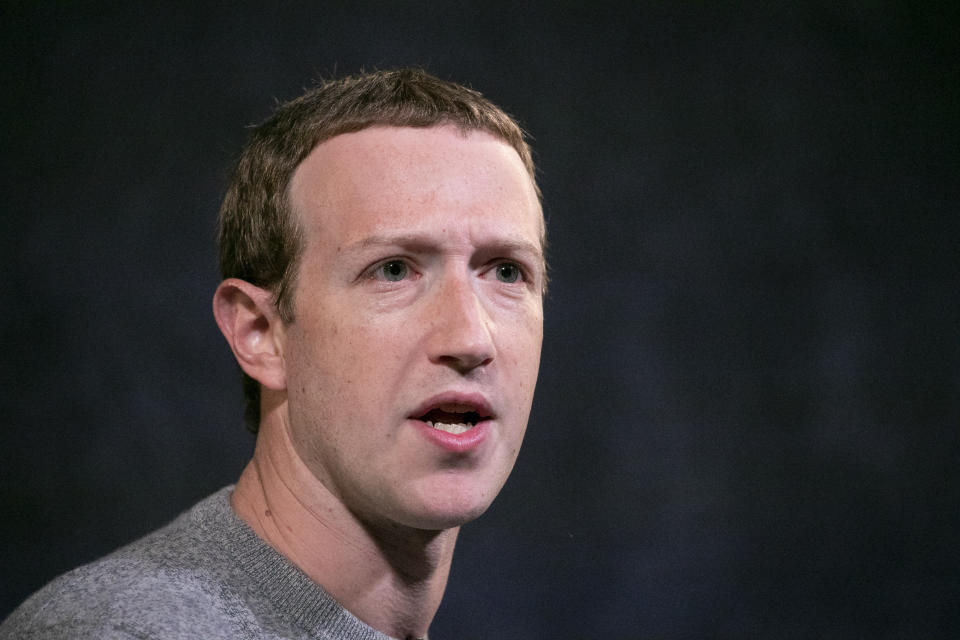 ARCHIVO - En esta fotografía del 25 de octubre de 2019, el director general de Facebook Mark Zuckerberg en el Paley Center en Nueva York. (AP Foto/Mark Lennihan, Archivo)