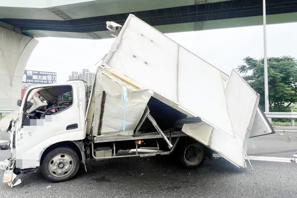 ▲國一北上桃園路段今天中午小貨車自撞護欄事故，小貨車撞及護欄後車身嚴重毀損。（圖／國一警方提供）