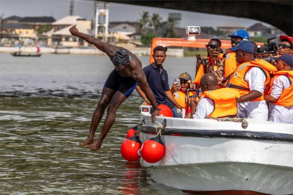 Akinrodoye Samuel bewältigt am 30. März den 11,8 km langen Abschnitt der dritten Festlandbrücke in Lagos, Nigeria.