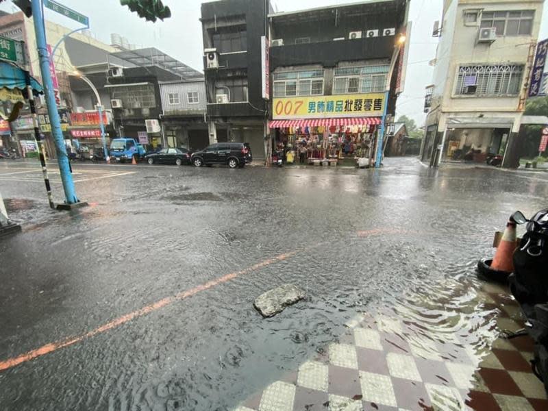 桃市議員李宗豪在臉書分享，龜山部分地區出現積淹水情況。（翻攝自李宗豪臉書）