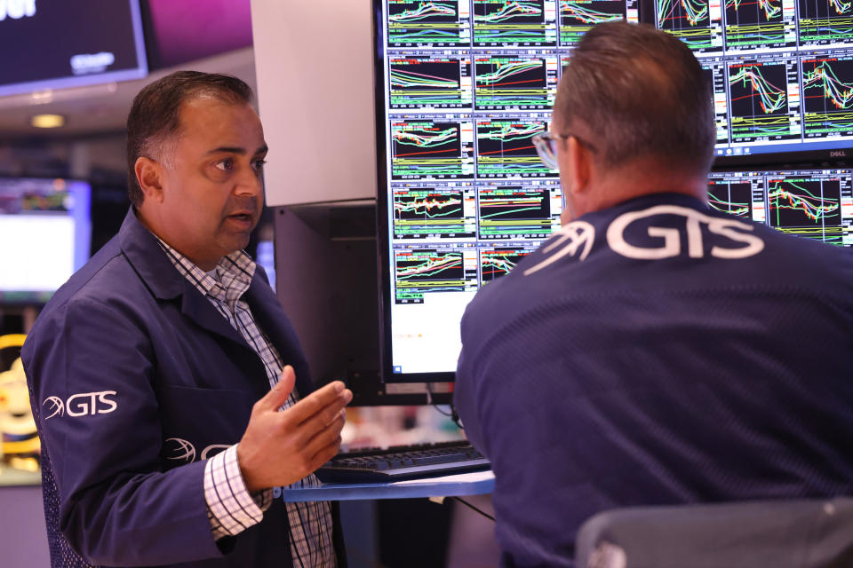 Brokers trabajan en el piso de la Bolsa de Valores de Nueva York durante las operaciones de la tarde del 3 de junio de 2024 en la ciudad de Nueva York. (Foto de Michael M. Santiago/Getty Images)