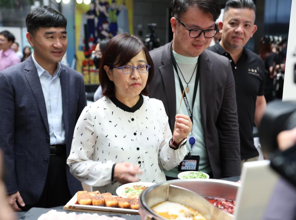 林奕華副市長參觀特色鍋物。（圖/台北市案政府提供）