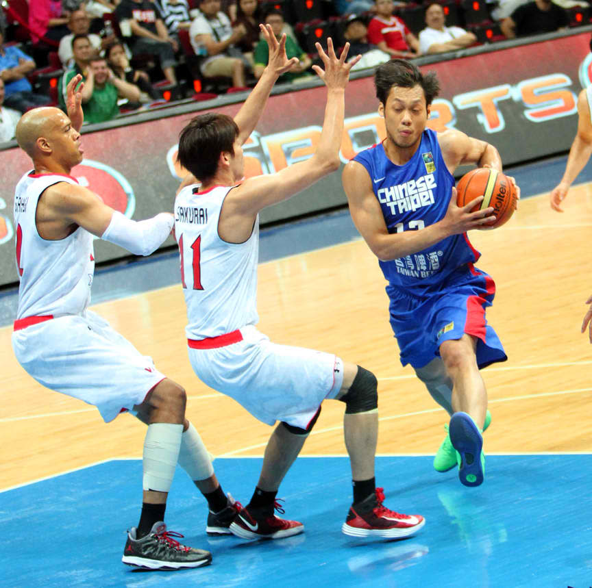 Wen-Ting Tseng of Chinese Taipei tries to shoot during the second