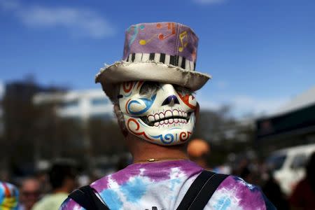 A Grateful Dead fan wears a mask in the parking lot before Grateful Dead's "Fare Thee Well: Celebrating 50 Years of Grateful Dead" farewell tour at Levi's Stadium in Santa Clara, California in this June 27, 2015 file photo. REUTERS/Stephen Lam/Files