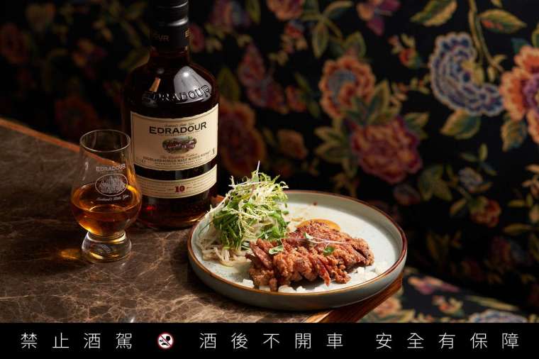 ▲艾德多爾 10 年搭配『紅槽肉銀芽沙拉』，不僅能夠互相提攜甜味，酥炸的油膩感被酒精化解，簡直是餐酒搭的天作之合！