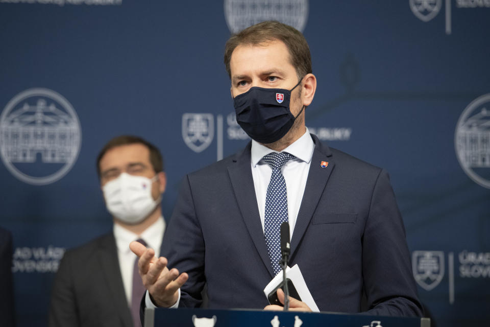 El primer ministro de Eslovaquia Igor Matovic anuncia la renuncia del ministro de Salud Marek Krajci, izquierda, en Bratislava, el 11 de marzo del 2021. (Pavel Neubauer/TASR vía AP)