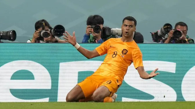 Pemain Timnas Belanda, Cody Gakpo melakukan selebrasi usai mencetak gol pertama ke gawang Timnas Senegal dalam laga matchday pertama Grup A Piala Dunia 2022 di Al Thumama Stadium, Doha, Qatar, Senin (21/11/2022) malam WIB. (AP/Luca Bruno)