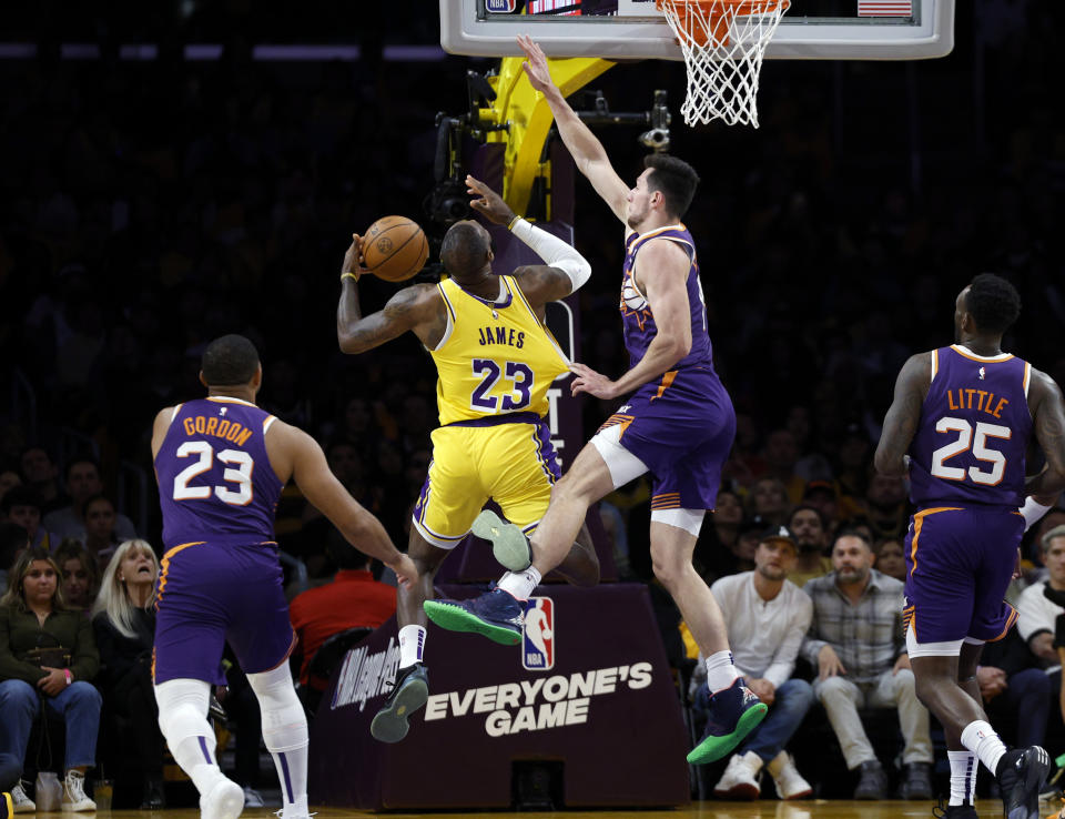 LeBron James（上籃者）。（NBA Photo by Kevork Djansezian/Getty Images）