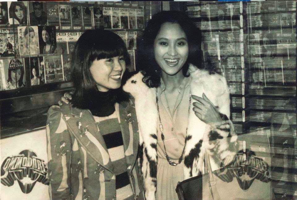 1970年代，王雲梅（左）在新新唱片與玉女歌星尤雅（右）。（王雲梅提供）