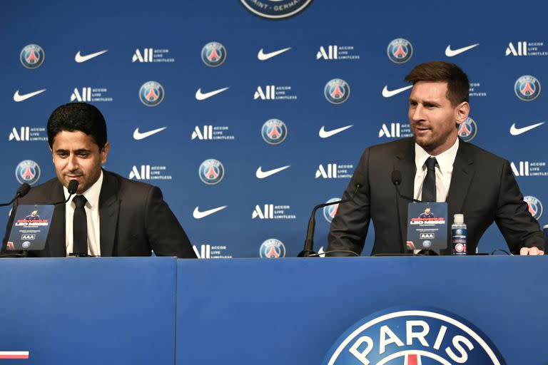 Leo Messi y Nasser Al-Khelaifi, presidente de PSG, en la presentación del argentino; la química no funcionó.