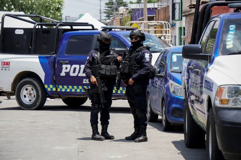 La policía monta guardia durante el funeral del asesinado periodista mexicano Alejandro Martínez Noguez, en Celaya, el 5 de agosto de 2024 (Mario Armas)