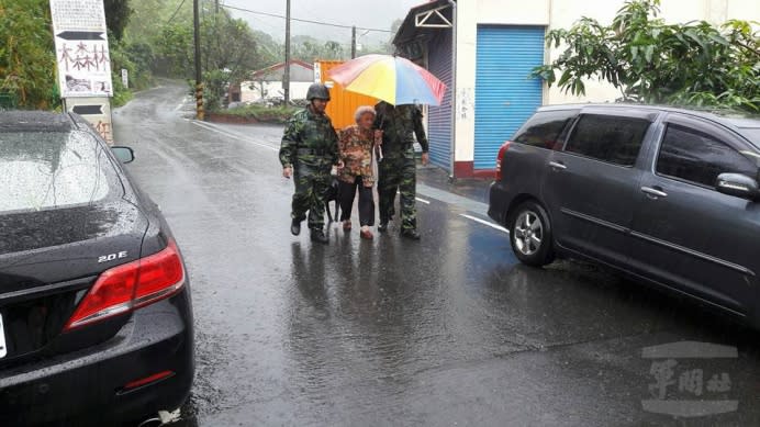 國軍各災防部隊27日持續派遣兵力協助民眾撤離，前往安全區域，確保國人安全。（陸軍司令部提供）