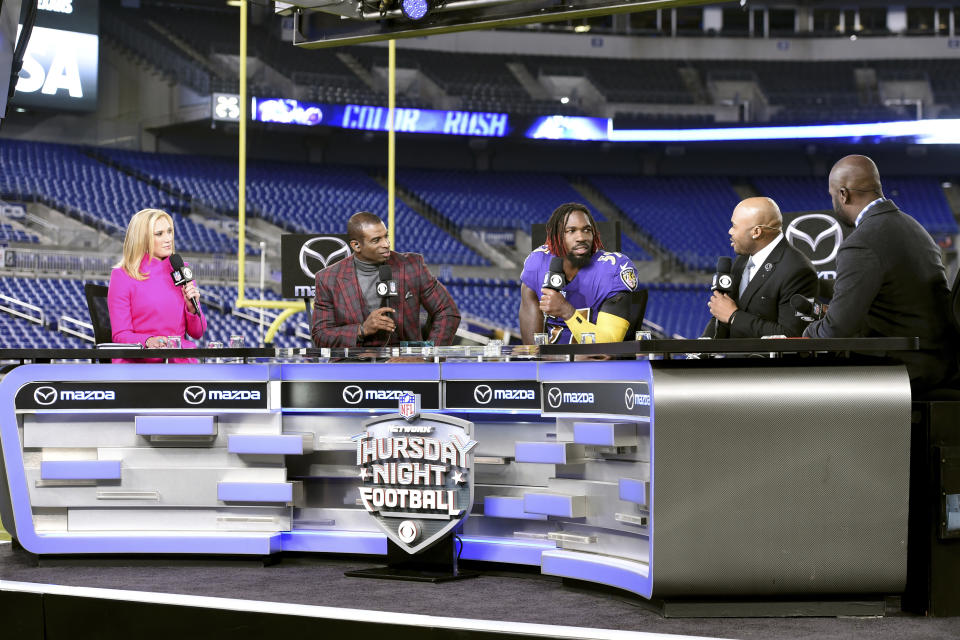 Baltimore Ravens inside linebacker C.J. Mosley, center, sits on the 