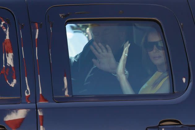 <p>Donald et Melania Trump embarquent à bord du convoi présidentiel, à Biarritz, samedi.</p>