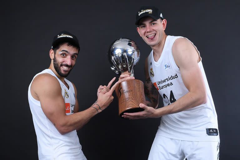 Festejos con Real Madrid: aquí, junto a Facundo Campazzo, uno de sus compañeros en ese club; ahora, se cruzarán en la NBA