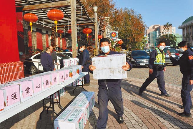 嘉義縣朴子警分局15個派出所一早出動警車，協助將一箱箱年菜送至轄區內弱勢家　　　庭。（張毓翎攝）