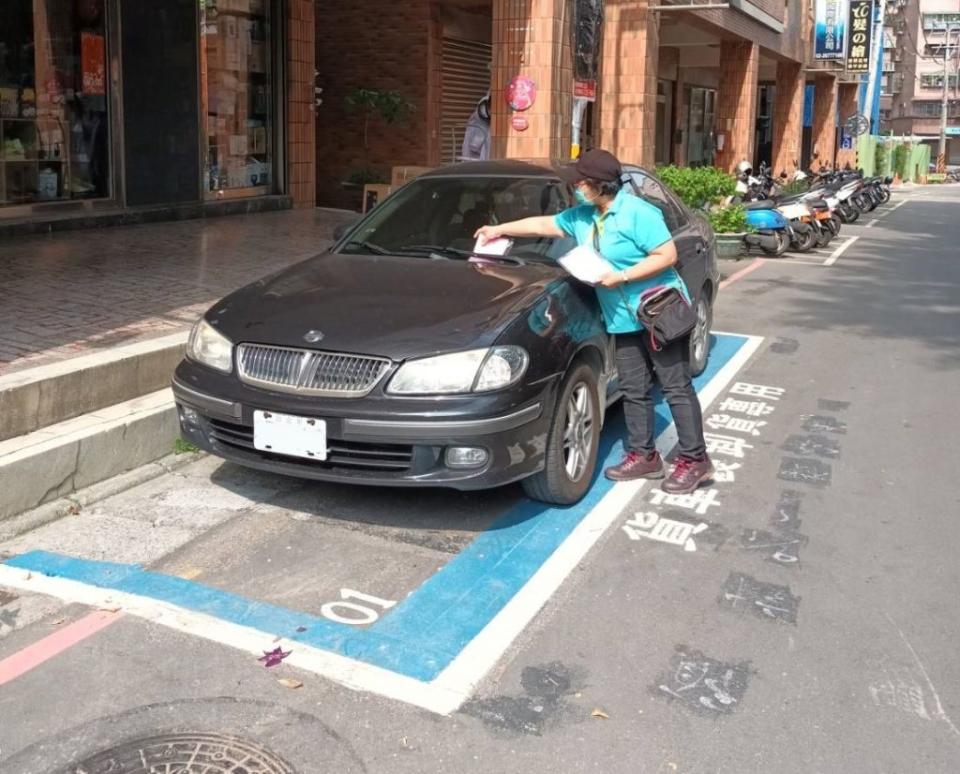 鶯歌區陽明街路邊汽車停車格將自六月一日起收費管理，讓停車位公平分享。（新北市交通局提供）