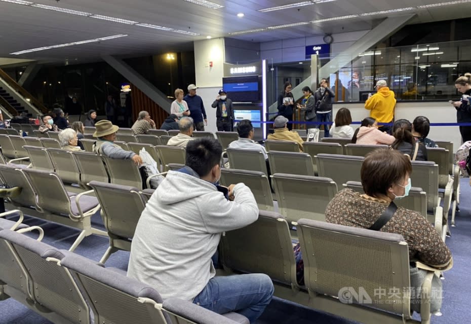菲律賓民航委員會10日晚上下令，禁止曾入境或停留台灣的非菲律賓籍人士入境，但數架班機在命令發布前起飛，約150名台籍旅客抵達菲國後被拒絕入境。圖為滯留馬尼拉機場旅客。（中央社/民眾提供）