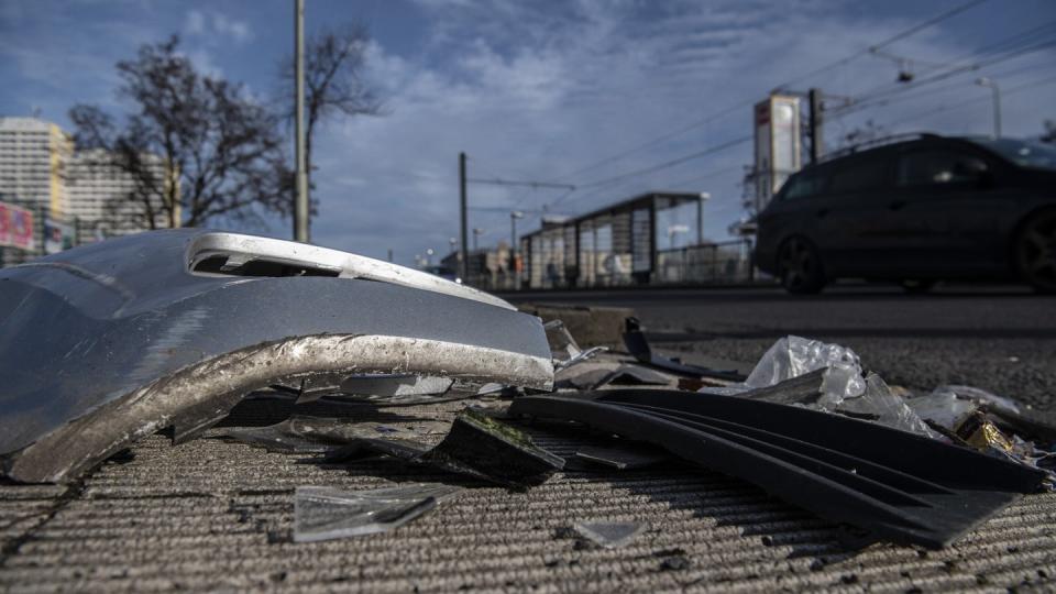 Trümmer liegen an der Unfallstelle in Berlin-Marzahn.