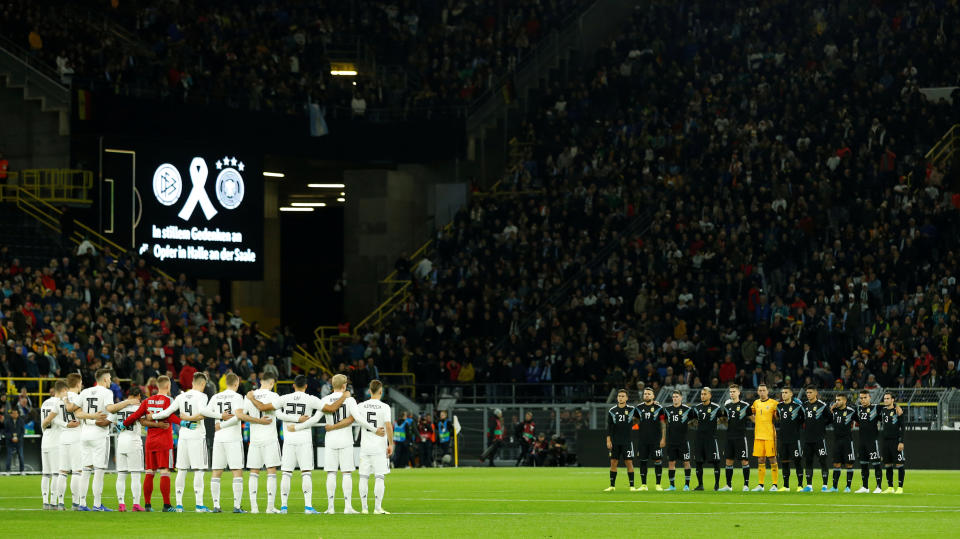 Das DFB-Team und Argentinien gedachten den Opfern in Halle. (Bild: Getty Images)