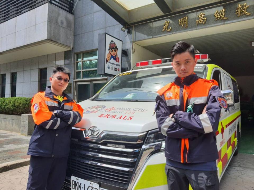 竹縣光明高級救護分隊高級救護技術員李均祈(左)和賴俊傑(右)，將37歲心肌梗塞男子從鬼門關前救回。（記者彭新茹攝）