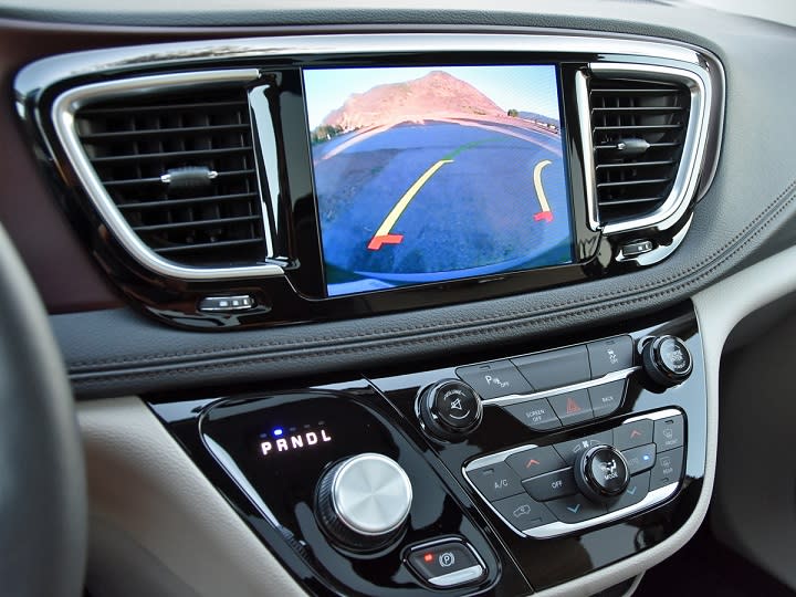 2017 Chrysler Pacifica infotainment system photo