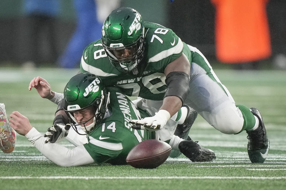 FILE - New York Jets guard Laken Tomlinson (78) recovers a fumble by quarterback Trevor Siemian (14) during an NFL football game against the Atlanta Falcons, Dec. 3, 2023, in East Rutherford, N.J. The Jets are releasing durable veteran left guard Tomlinson, a person familiar with the decision told The Associated Press. The person spoke to the AP on condition of anonymity Monday, Feb. 26, 2024, because the team had not announced the move. ESPN first reported the Jets’ plan to release Tomlinson. (AP Photo/Bryan Woolston, File)