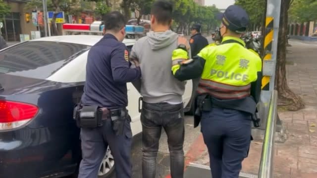 開車的鄭男遭警方逮捕。讀者提供