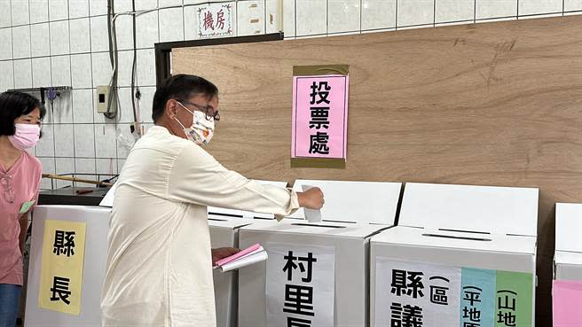 民進黨台東縣長候選人劉櫂豪一早就到台東縣立豐年國小投票所完成投票。（蔡旻妤攝）