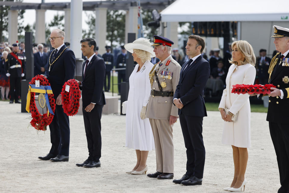 El primer ministro del Reino Unido, Rishi Sunak, segundo a la derecha, el rey Carlos III de Gran Bretaña y la reina Camilla de Gran Bretaña con el presidente francés Emmanuel Macron, tercero a la derecha, y su esposa Brigitte Macron, segunda a la derecha, asisten a una ceremonia conmemorativa del 80º del Dia D, del desembarco de los aliados en Normandía, en el Memorial Británico de Normandía de la Segunda Guerra Mundial de Ver-sur-Mer, jueves 6 de junio de 2024. Normandía acoge varios eventos para conmemorar oficialmente el 80 del Día D que tuvo lugar el 6 de junio de 1944. (Ludovic Marin/Pool via AP)