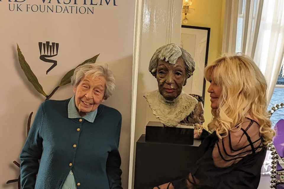 Marianne Phillips and sculptor Frances Segelman who was commissioned to create a  bronze bust of Marianne <i>(Image: The Fed)</i>