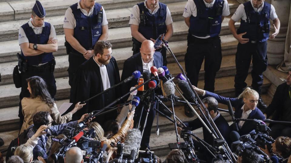 Die Verteidiger von Abdeslam sprechen nach dem Prozess mit Journalisten. Foto: Thierry Roge/BELGA