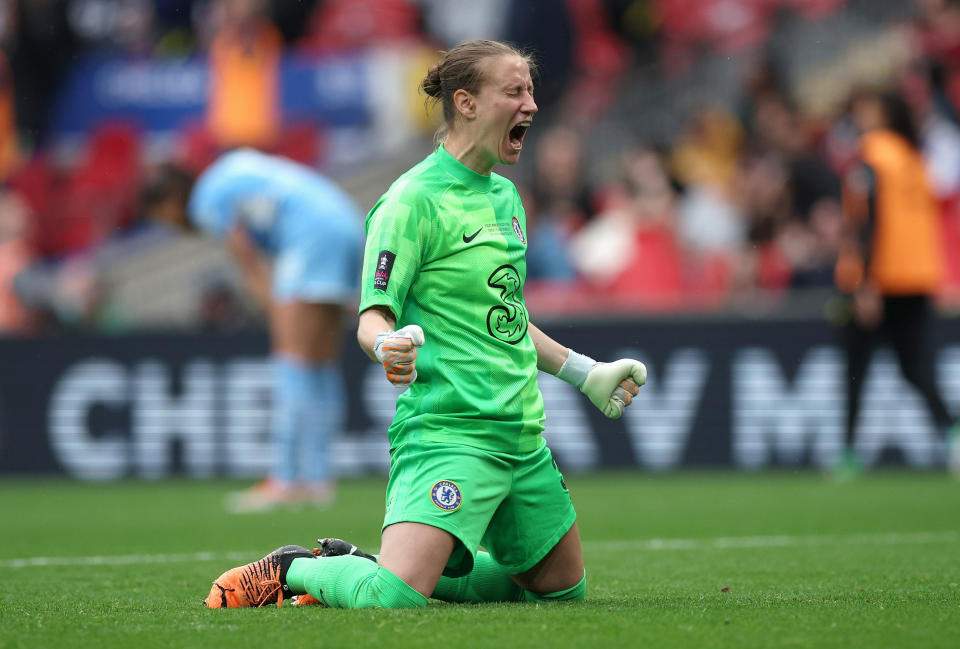 La alemana Ann-Katrin Berger del equipo femenino de Chelsea celebra un gol de su equipo durante el partido final de la Copa FA en 2022. (Foto: Eddie Keogh - The FA/The FA vía Getty Images)