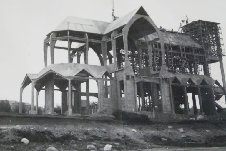 Patrimonio Bustillo, construcción de la Catedral y Capilla Llao Llao