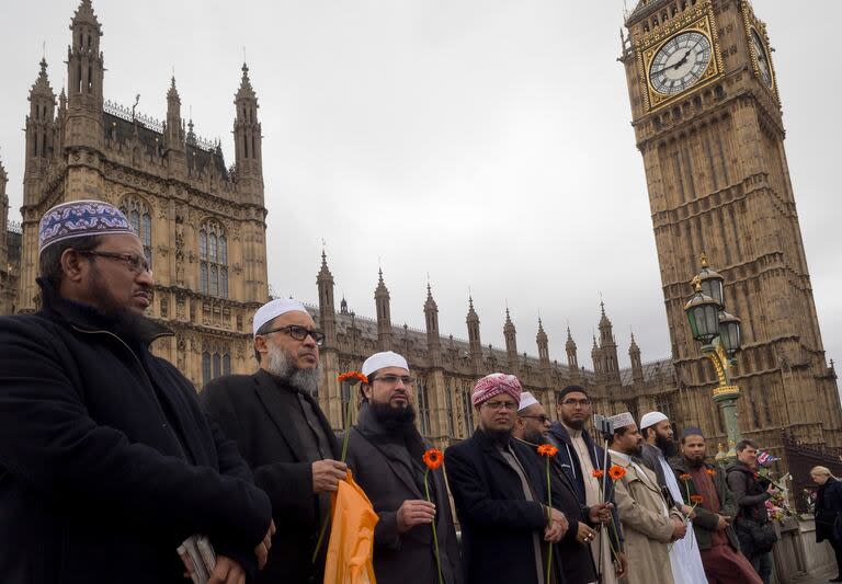 Religiosos islámicos junto al puente de Westminster (Photo by Richard Baker / In Pictures via Getty Images Images)