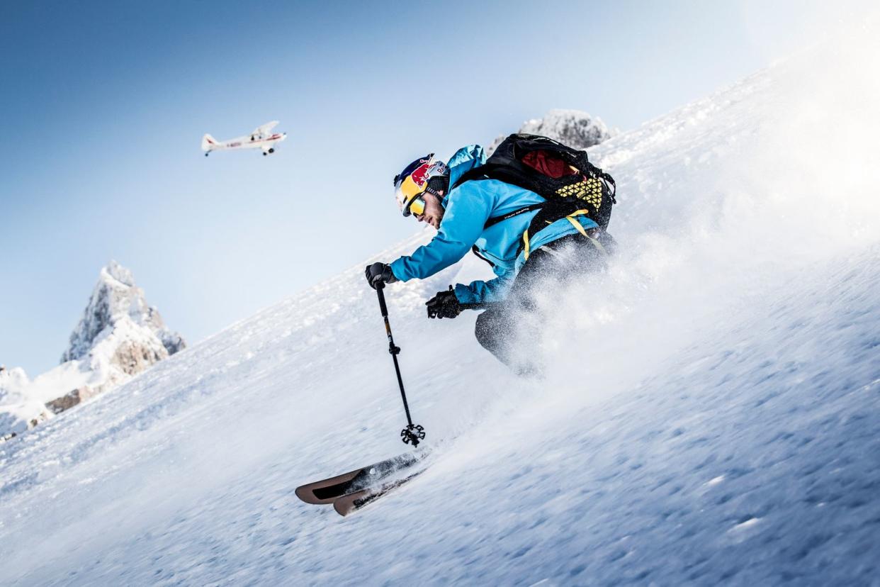 Im Juli 2022 tat der 30-jährige Pole Andrzej Bargiel etwas, das noch nie ein Mensch vor ihm gewagt hat. Nach einem Aufstieg zum Gipfel des K2 - mit Skiern im Gepäck, stürzte sich der Extremsportler auf seinen schnellen Brettern hinab ins Basislager. Ein extrem gefährliches Unterfangen ...  (Bild: © Red Bull Content Pool / Kin Marcin)