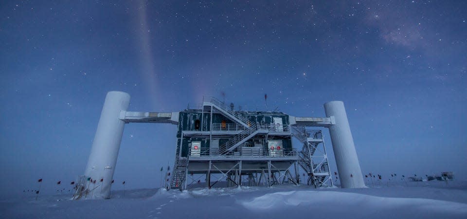 El Laboratorio IceCube en la estación Amundsen-Scott del Polo Sur, en la Antártida, alberga las computadoras que recopilan datos sin procesar.  Debido a las asignaciones de ancho de banda de los satélites, el primer nivel de reconstrucción y filtrado de eventos ocurre casi en tiempo real en este laboratorio.  Solo los eventos seleccionados como interesantes para los estudios de física se envían a UW ? Madison, donde se preparan para que los utilice cualquier miembro de IceCube Collaboration.