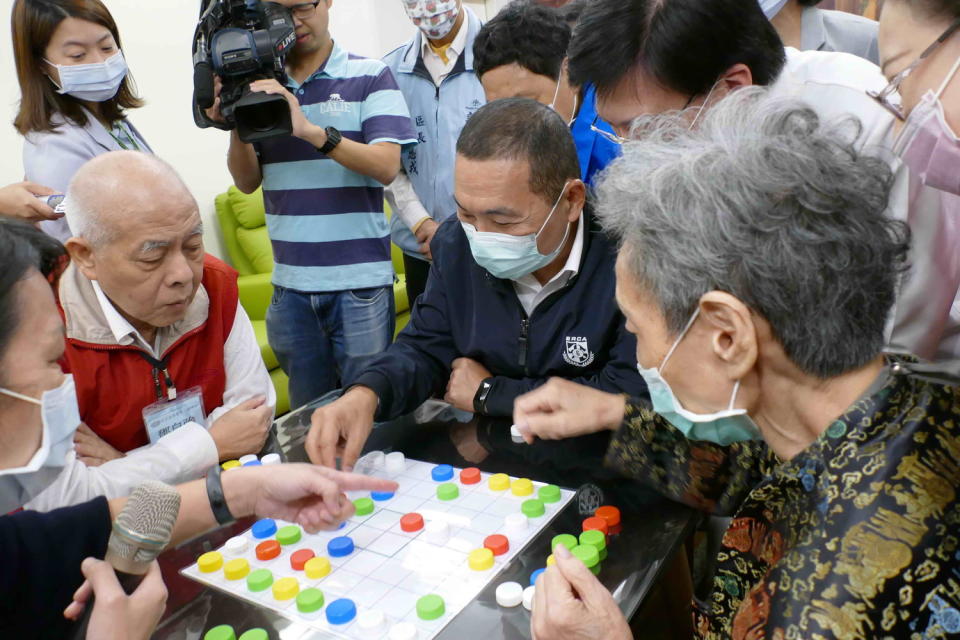 侯友宜市長與公托的長者互動。    圖：新北市衛生局提供