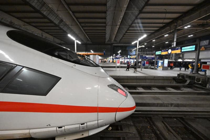 An ICE train stands on a track in the main hall of Munich Central Station. The German Train Drivers' Union (GDL) has called for the first multi-day strike in the current wage dispute with Deutsche Bahn and other companies from the middle of the week. Felix Hörhager/dpa