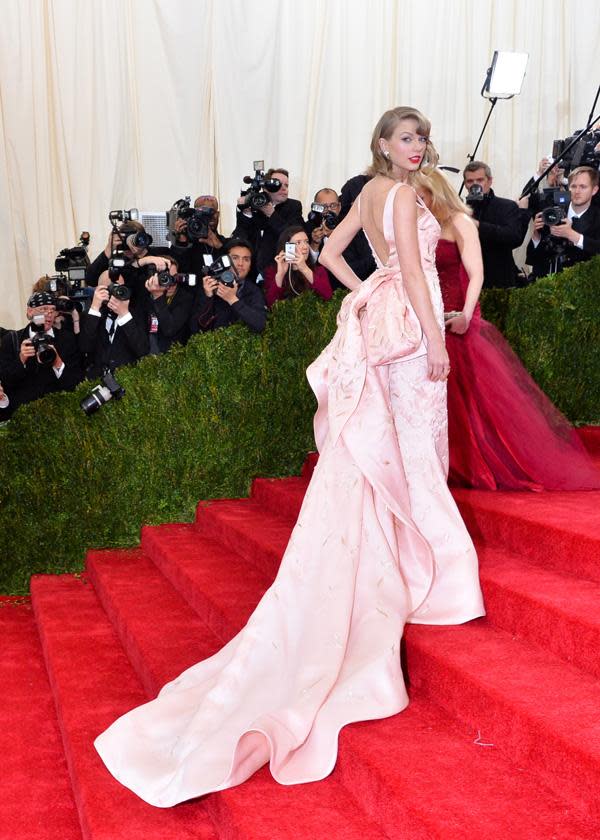 <p>Taylor Swift packed a punch in this dramatic Oscar de la Renta gown in 2014.</p>